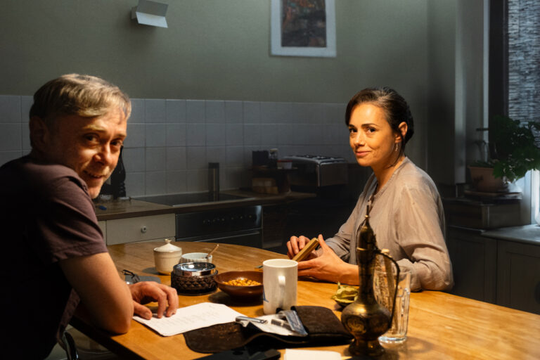 Altın Ayı Ödüllü İlker Çatak filmi “Sarı Zarflar” 27 Mart’ta Türkiye’de sinemalarda